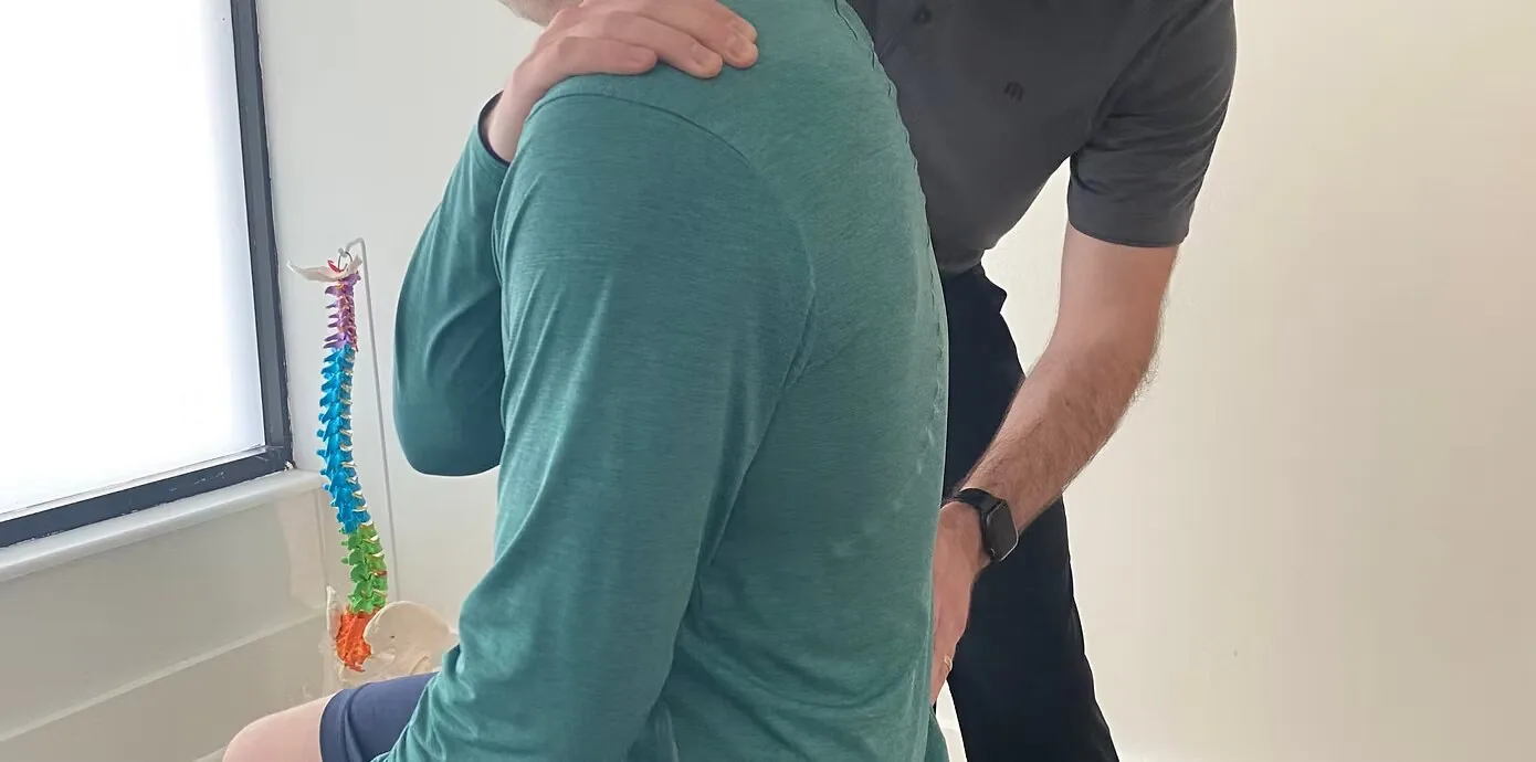 Hands-on shoulder assessment with a spine model in the Mathias Health and Performance clinic